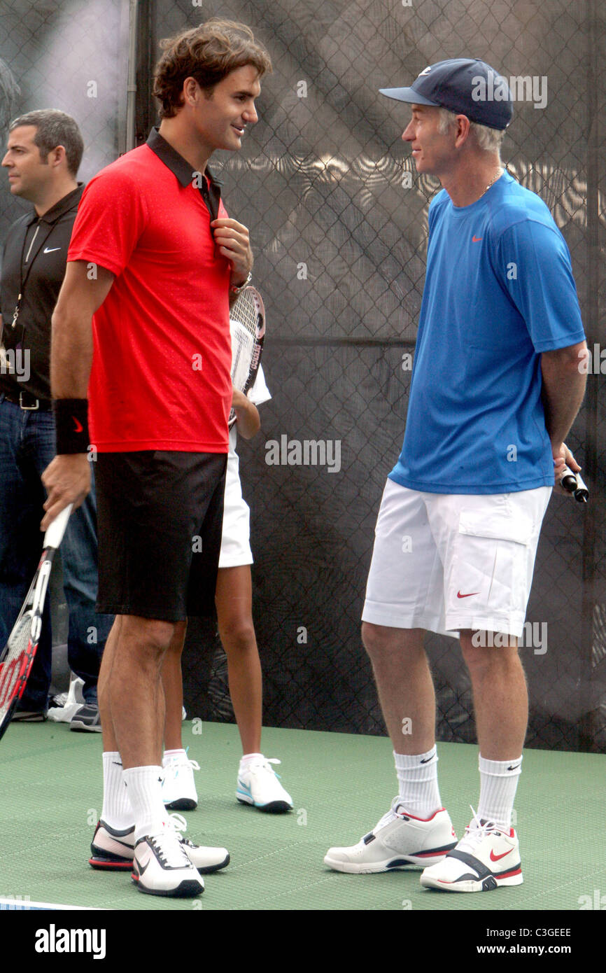 Roger Federer y John McEnroe Nike Tenis Juvenil celebrado en el reto de Nike  ha elaborado el reglamento cancha de tenis en el Flatiron Fotografía de  stock - Alamy
