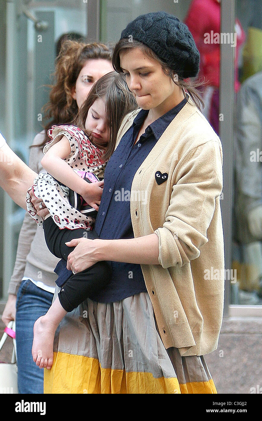 Tom Cruise, Katie Holmes, con su hija Suri dejando la tienda Nike Boston,  MA - 04.10.09 Fotografía de stock - Alamy