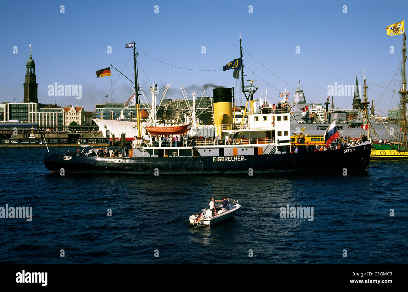 Vintage vapor rompehielos Stettin (construido en 1933 en el Stettiner Oderwerke) en el puerto de Hamburgo. Foto de stock