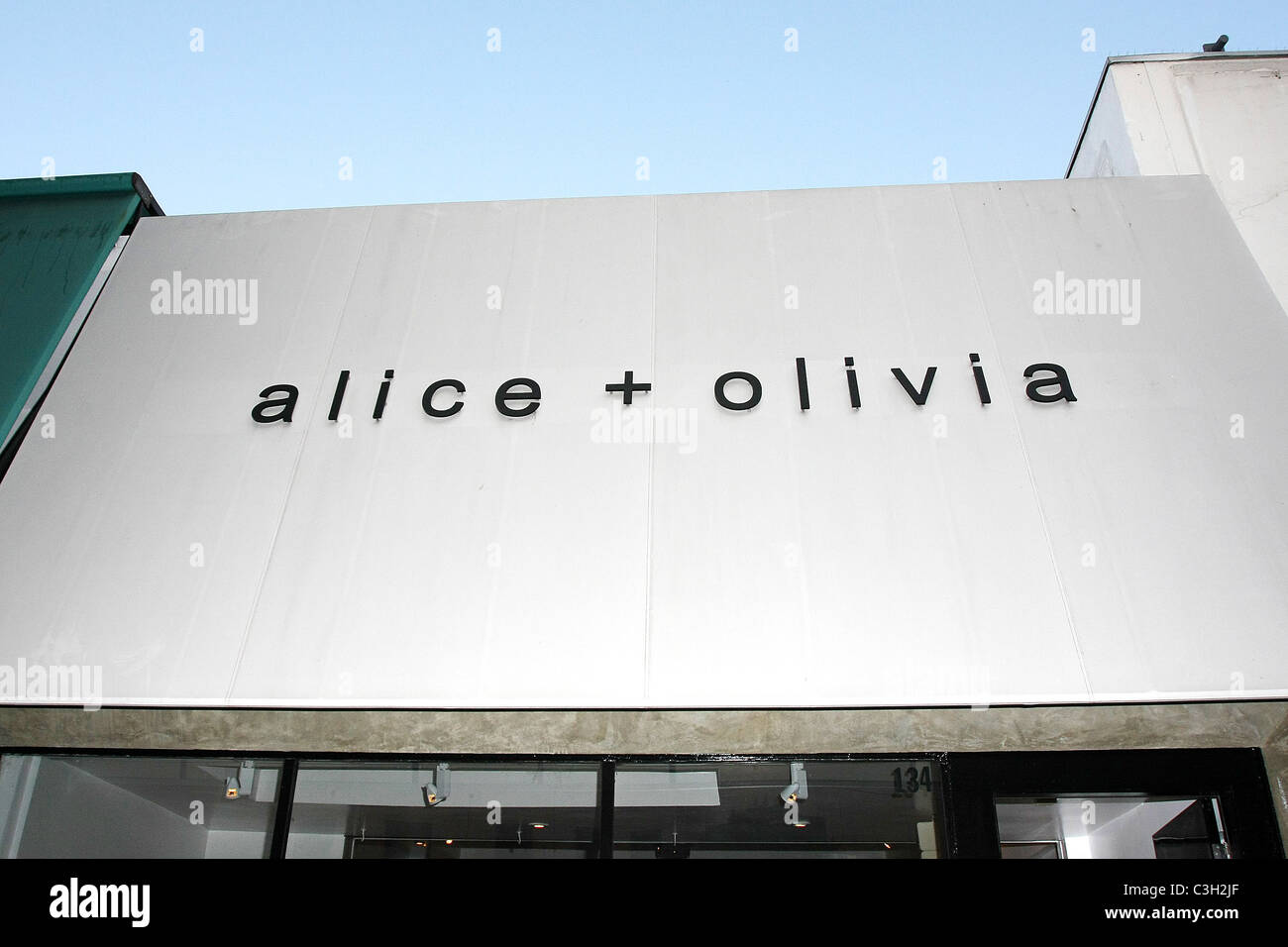 Escaparate de Alice + Olivia' tienda de ropa en Robertson Boulevard. Los  Angeles, California - 08.10.09 RHS Fotografía de stock - Alamy