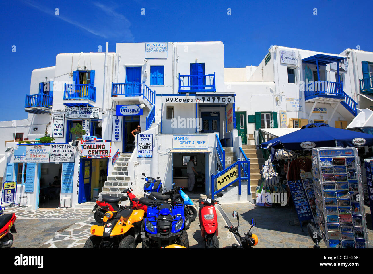Selección de tiendas y empresas de alquiler de coches Mykonos Chora ciudad isla de Cyclades Grecia UE EUROPA Unión Europea Foto de stock