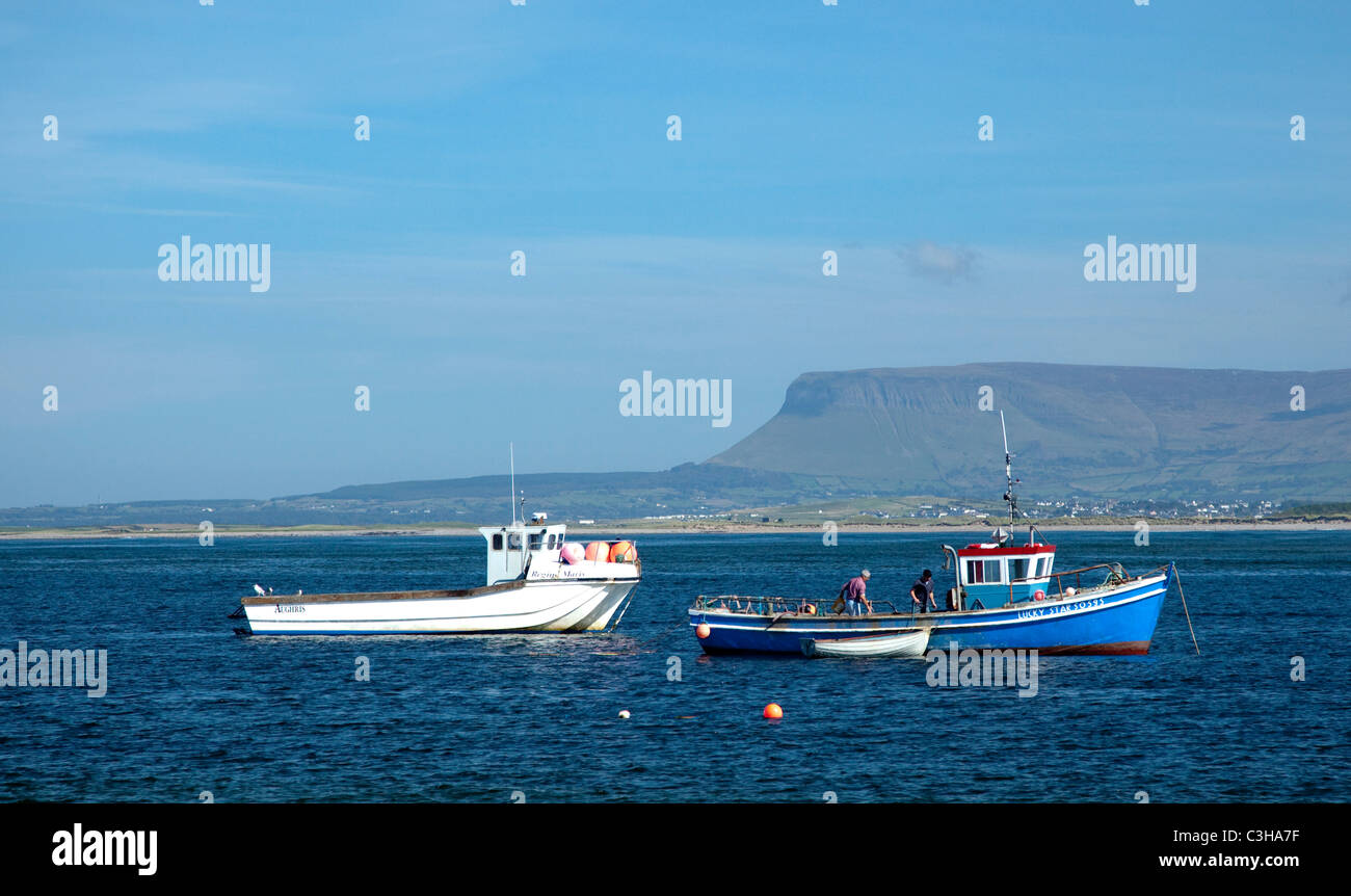 La langosta barcos amarrados en la Bahía de Ballysadare, condado de Sligo, Irlanda. Foto de stock