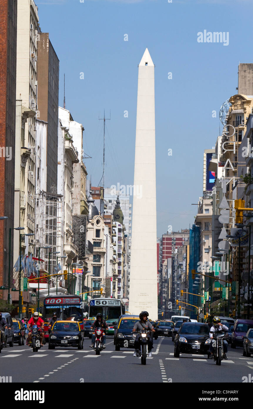 La Avenida Corrientes y el obelisco de Buenos Aires, Argentina. Foto de stock