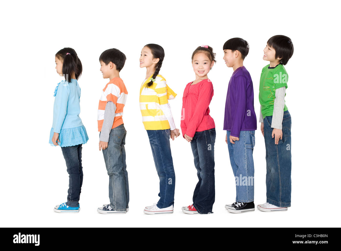 Un grupo de niños de pie en fila Fotografía de stock -