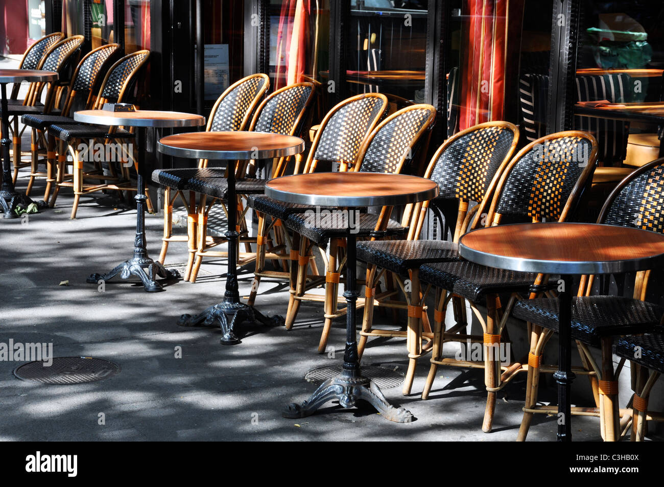 Cafetería con terraza típica en París Fotografía de stock - Alamy