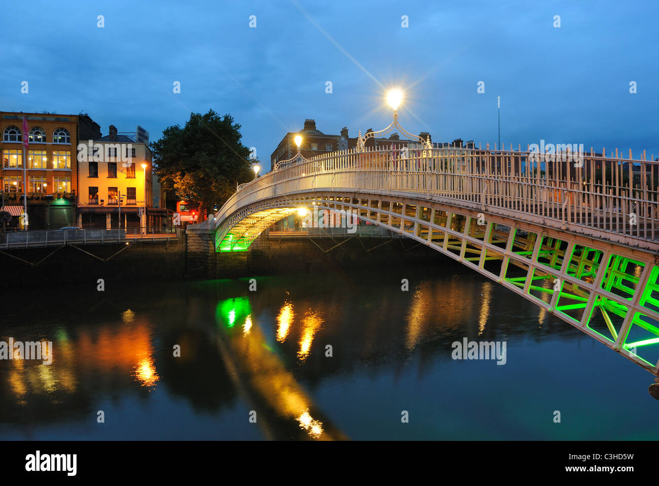 El Ha'Penny Bridge sobre el río Liffey, en Dublín, Irlanda. Foto de stock