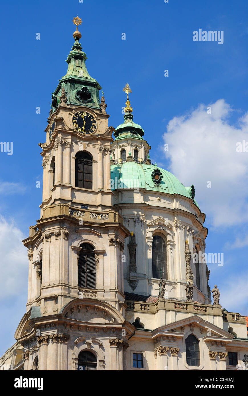 Campanario y la torre del reloj de la Catedral de San Nicolás en Praga, República Checa. Foto de stock