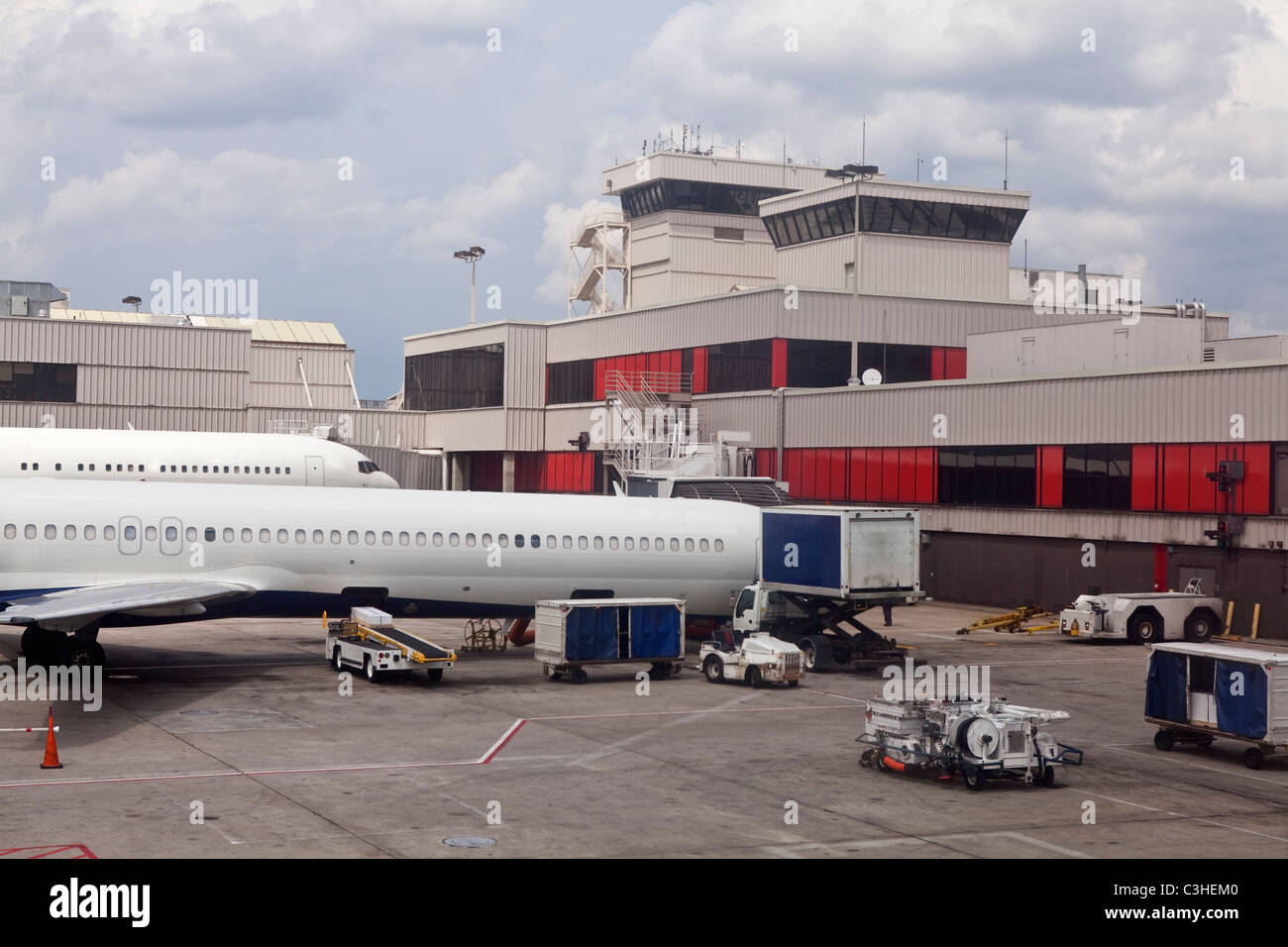 Gran ciudad moderna terminal de aeropuerto, con aviones en las puertas. Foto de stock