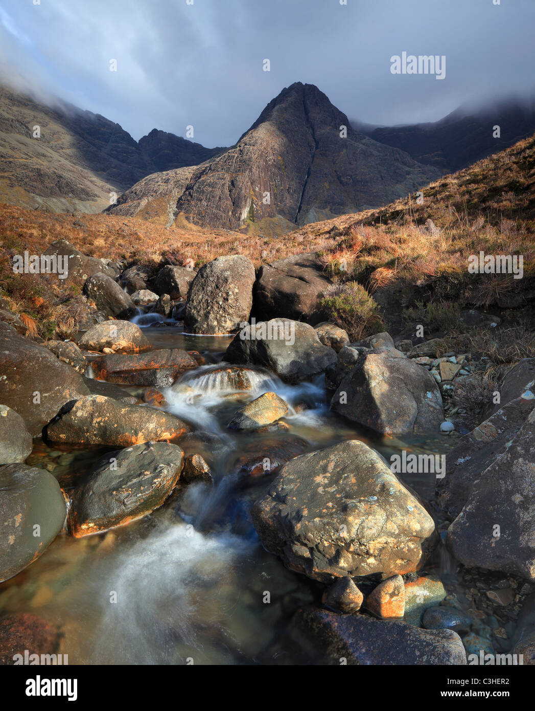 A lo largo de piscinas de hadas Alt Coir un Sgurr Mhadaidh debajo un Fheadaih en Glen quebradizo en la Isla de Skye en Escocia Foto de stock