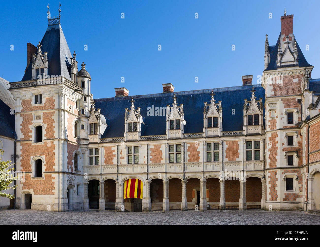 El ala Luis XII desde el patio interior, Château de Blois, Valle del Loira, el Touraine, Francia Foto de stock