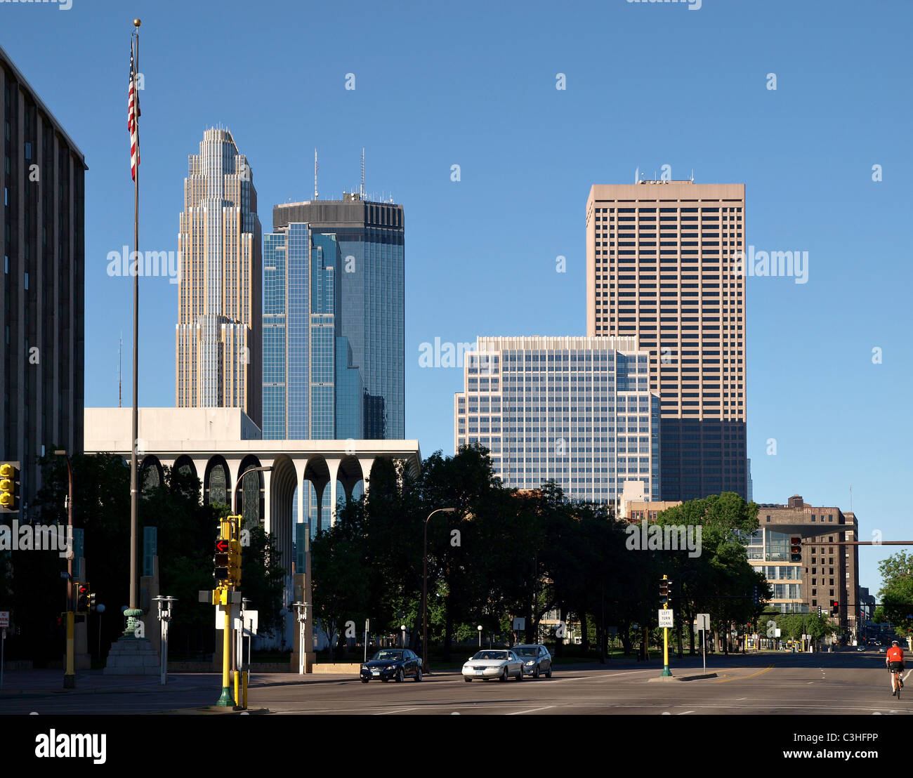 Vista de la puerta de enlace del distrito y el horizonte de Minneapolis desde el extremo oeste del puente de la Avenida Hennepin de Minneapolis - 2010 Foto de stock