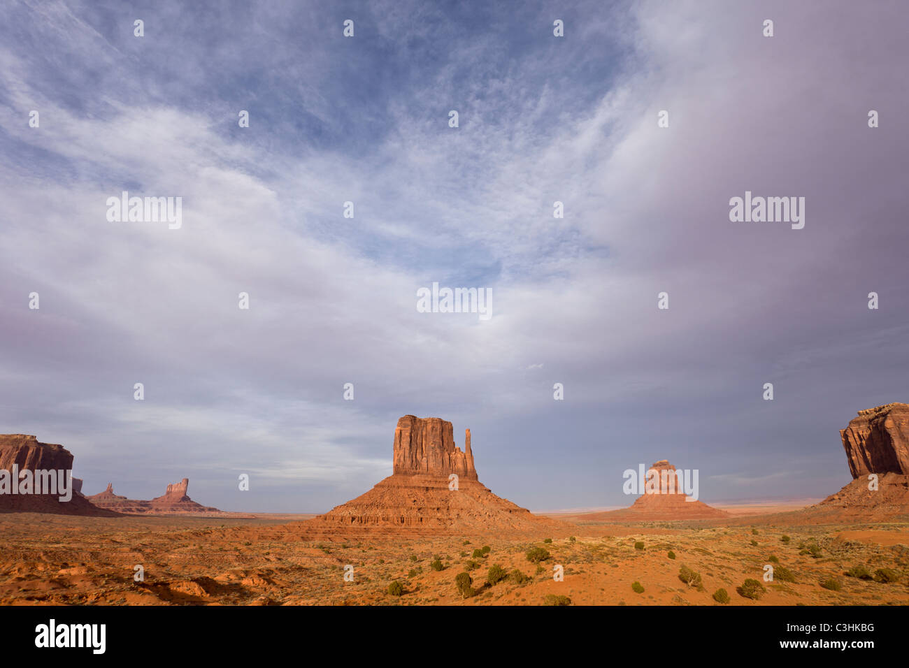 Monument Valley Navajo Tribal Park, que se extiende a través de la frontera entre Arizona y Utah, en el suroeste de los Estados Unidos. Foto de stock
