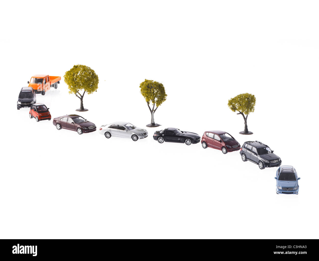 Fila de coches en carretera sinuosa Fotografía de stock - Alamy