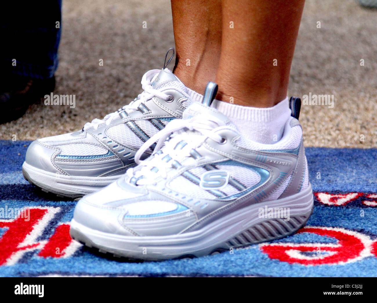 Denise Austin promueve Skechers Shape Fitness Footwear en Times Square de Nueva York, EE.UU. - 22.10.09 Señor azul Fotografía de stock - Alamy