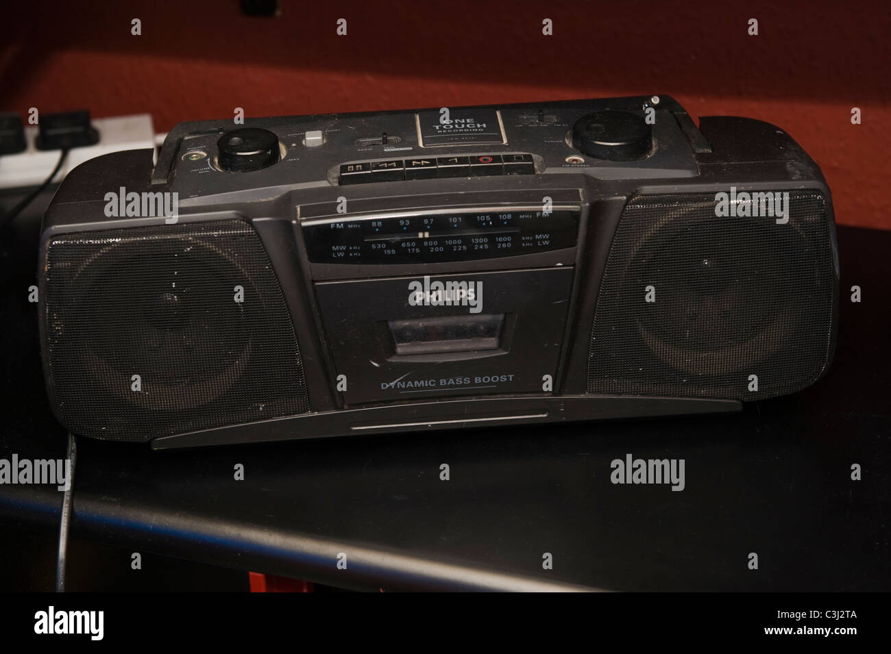 Las cintas grabadas en casa apilados en frente de un 1990s estilo cassette,  radio y reproductor de CD Fotografía de stock - Alamy