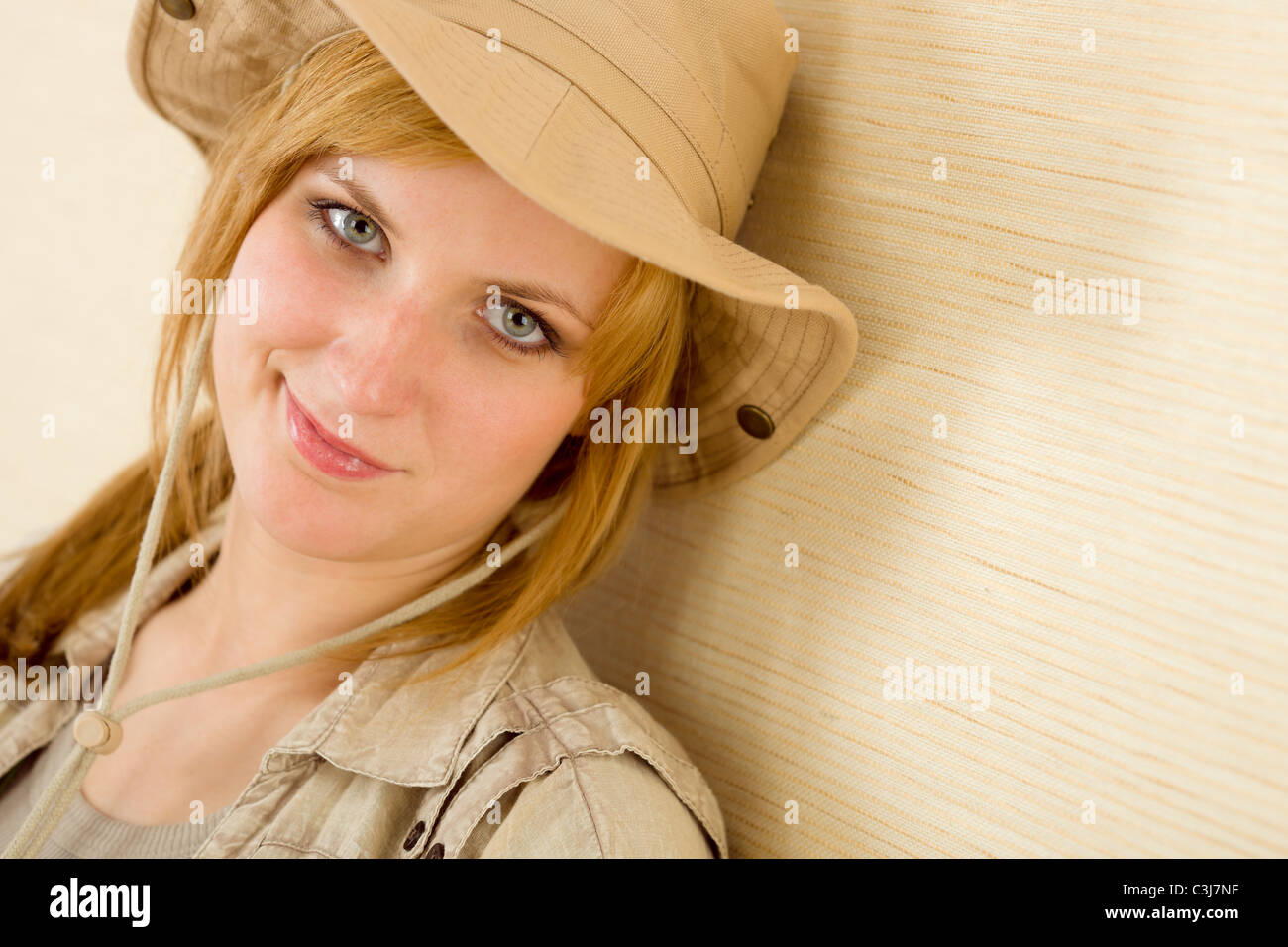 Retrato de mujer joven feliz lleve puesto un sombrero safari outfit  Fotografía de stock - Alamy