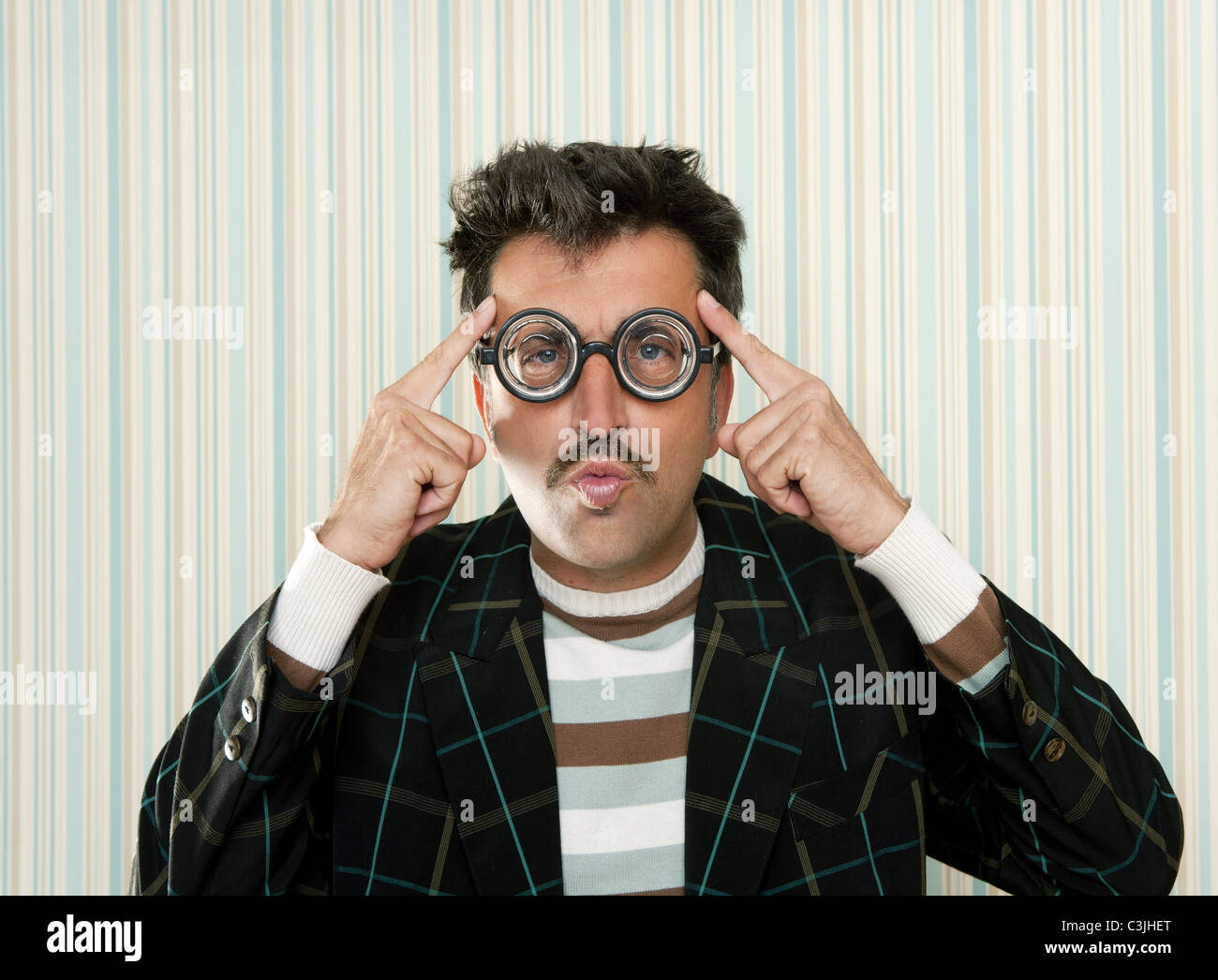 Nerd tonto loco gafas miopes hombre bigote gracioso gesto hortera, retro  Fotografía de stock - Alamy