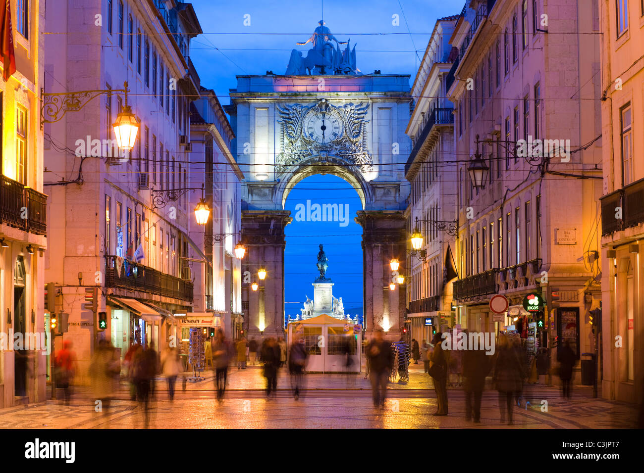 La Rua Augusta es una calle peatonal que termina en el arco triunfal, distrito de Baixa, Lisboa, Portugal Foto de stock