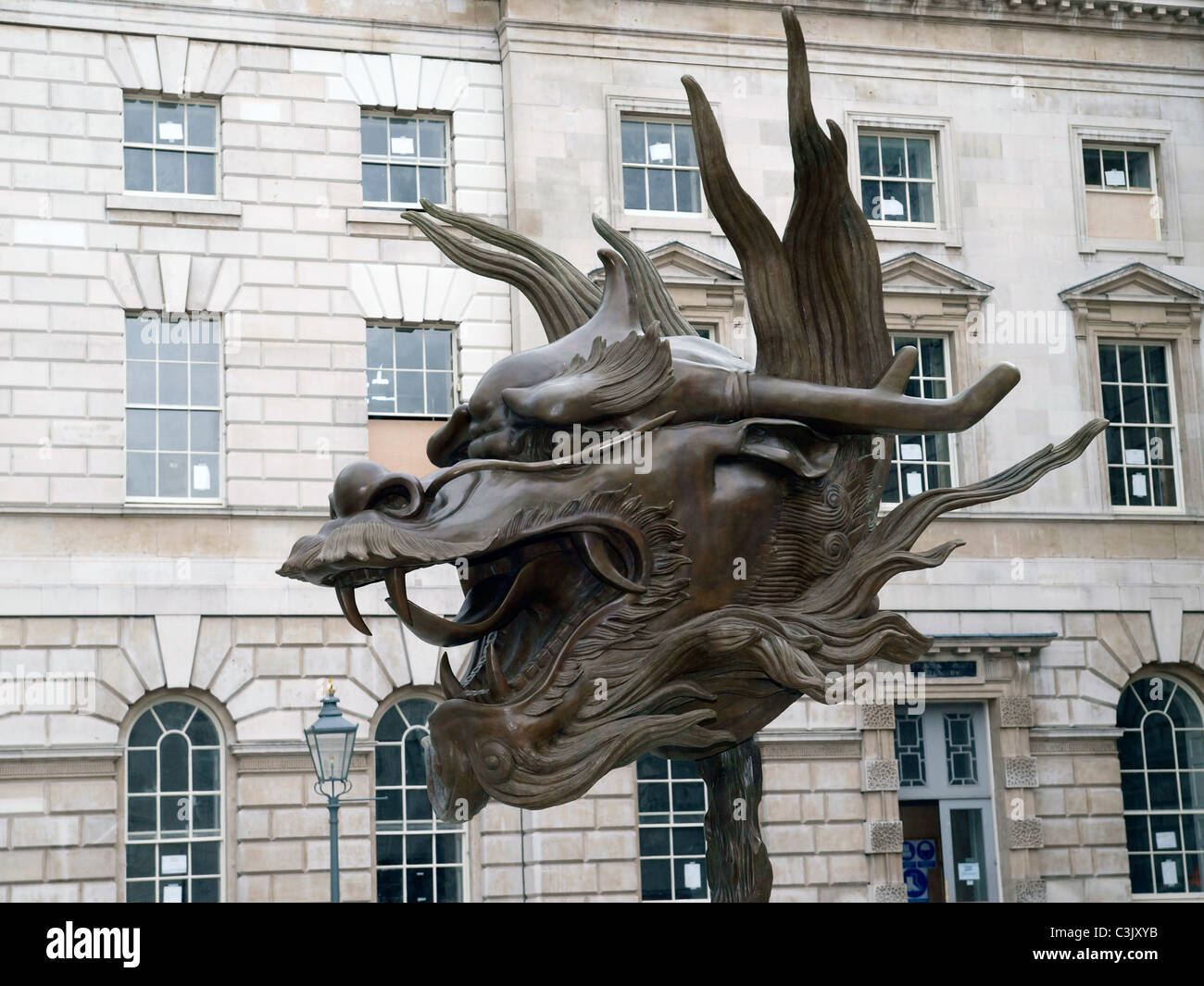 El artista chino Ai Weiwei muestra de 12 esculturas de bronce de cabeza animal Somerset House de Londres Foto de stock