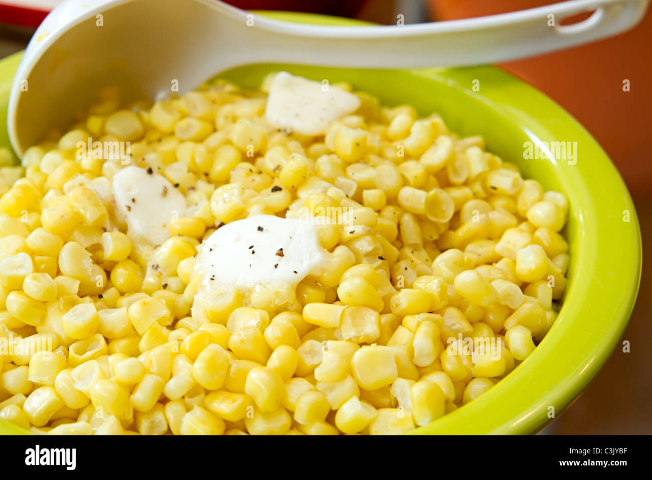 El maíz dulce con mantequilla derretida y agrietada Pepper Closeup Foto de stock