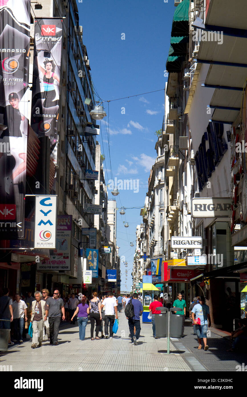 Calle peatonal en Buenos Aires, Argentina. Foto de stock