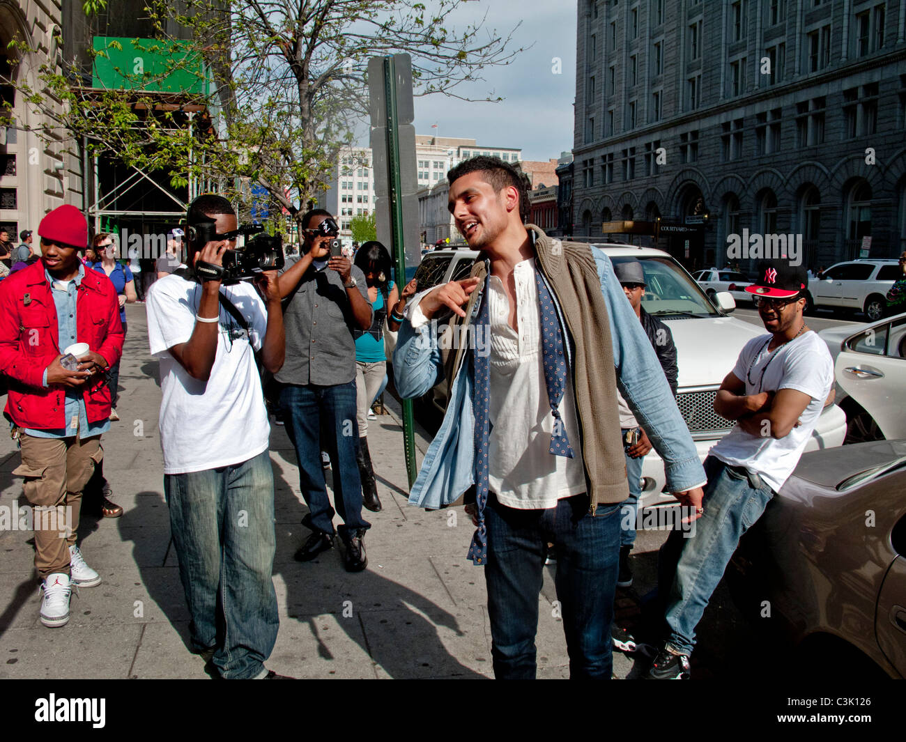 Un Afroamericano street cantante atrae una multitud de personas en el centro de Washington, D.C. Foto de stock