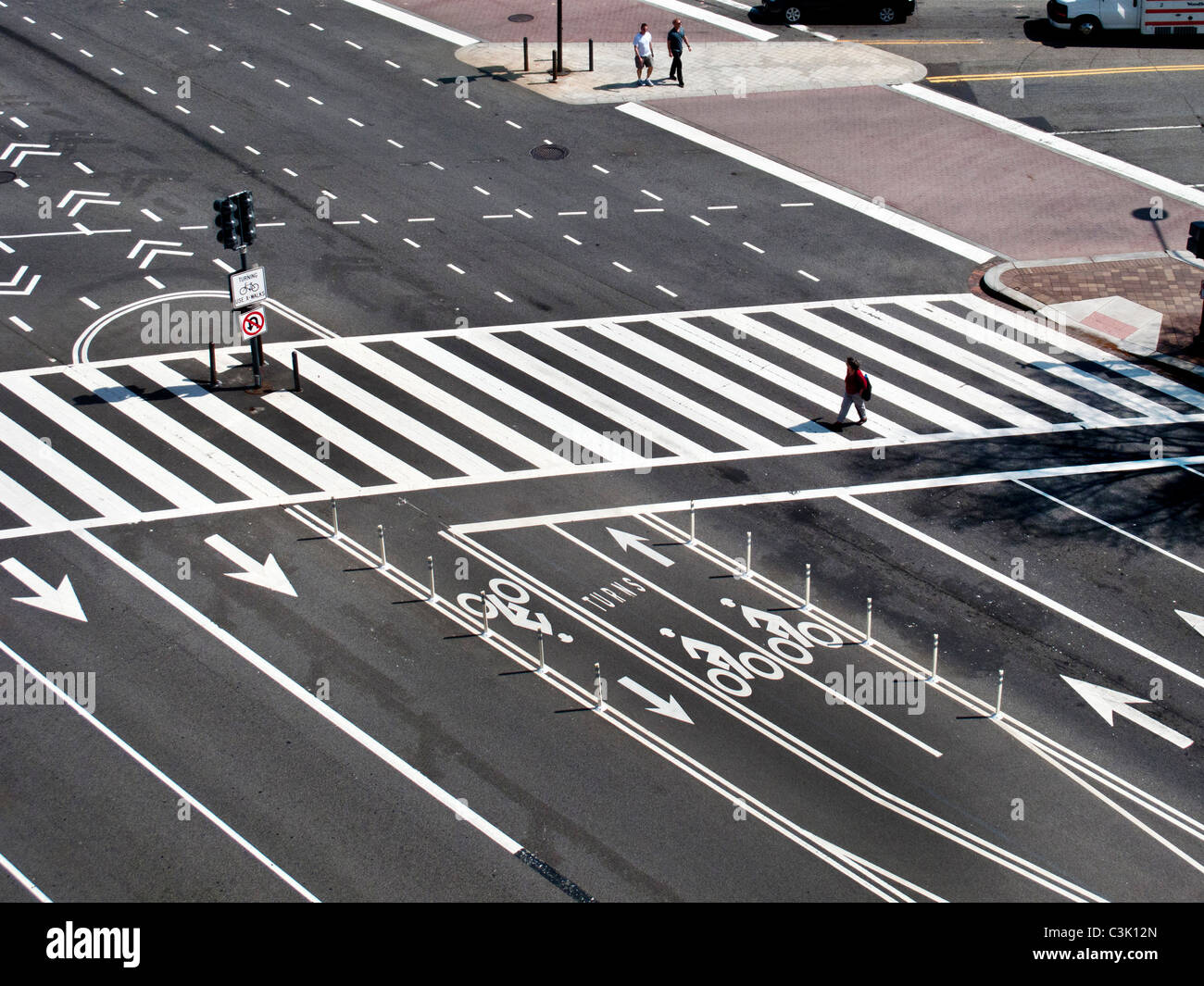 Dirección de tráfico, carriles y un paso de peatones en la Avenida Constitución en Washington, D.C. Foto de stock