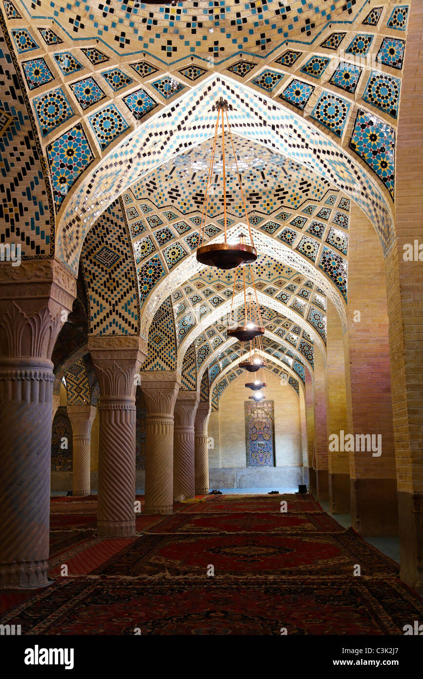 Interior de la sala de oración de invierno de la Nazir ul Mulk Mezquita, Shiraz, Irán Foto de stock