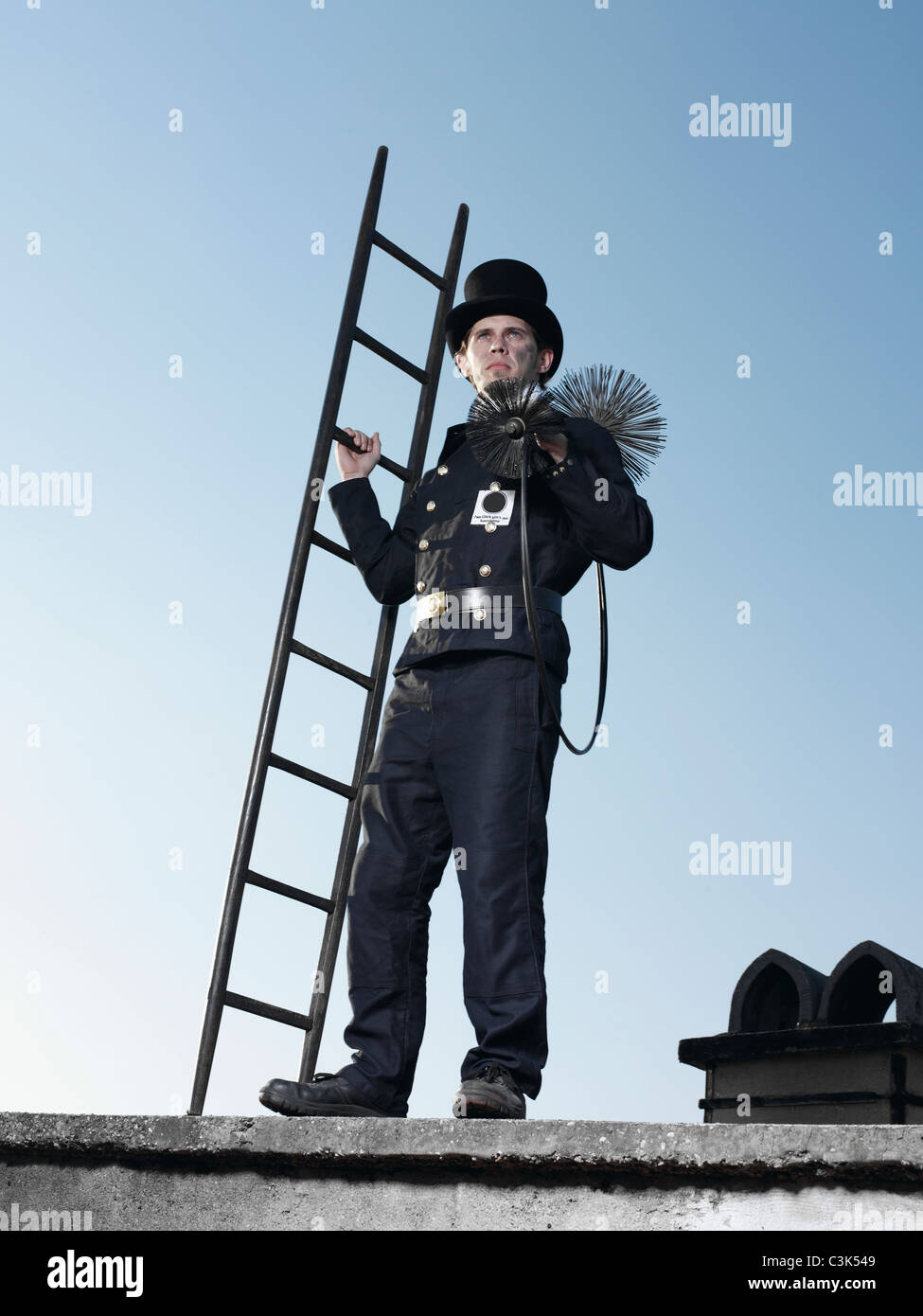 Alemania, deshollinador con escoba y escalera Fotografía de stock - Alamy