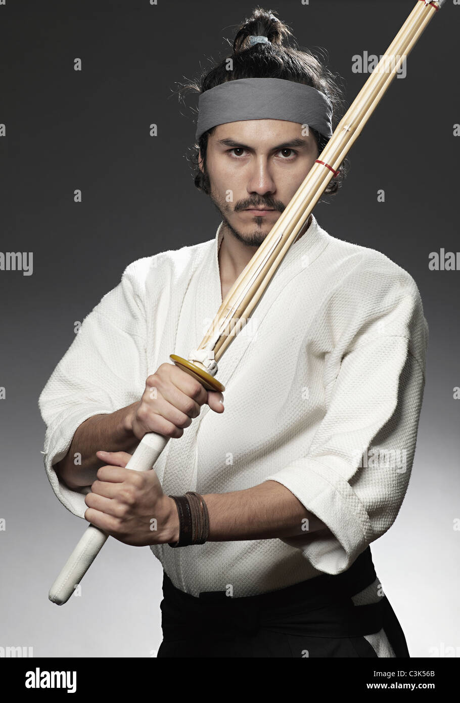 Fragante actualizar operación Kendo luchador con bokuto, Retrato Fotografía de stock - Alamy