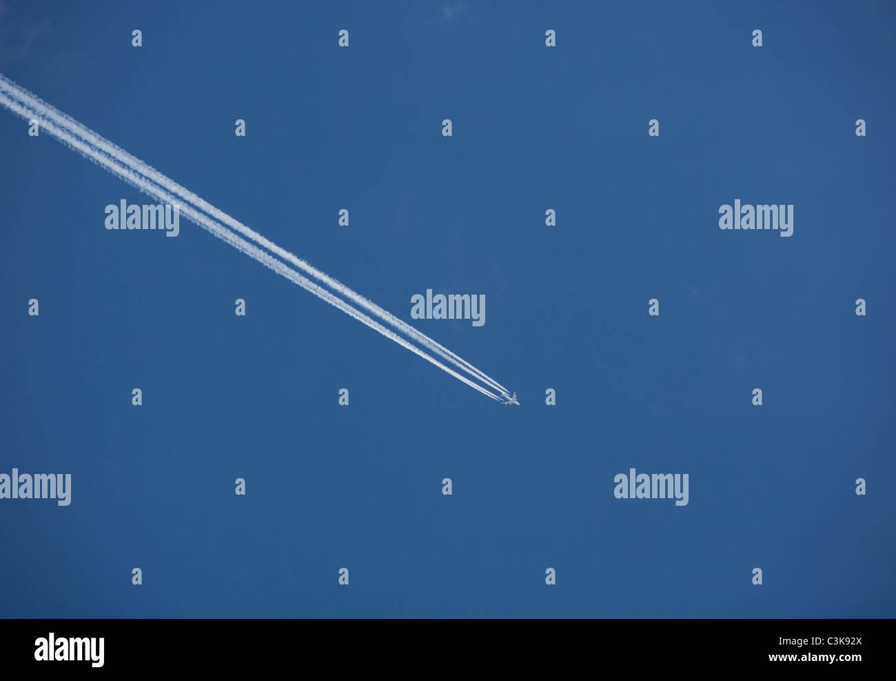 Austria, Vista de avión volando en el cielo azul Foto de stock