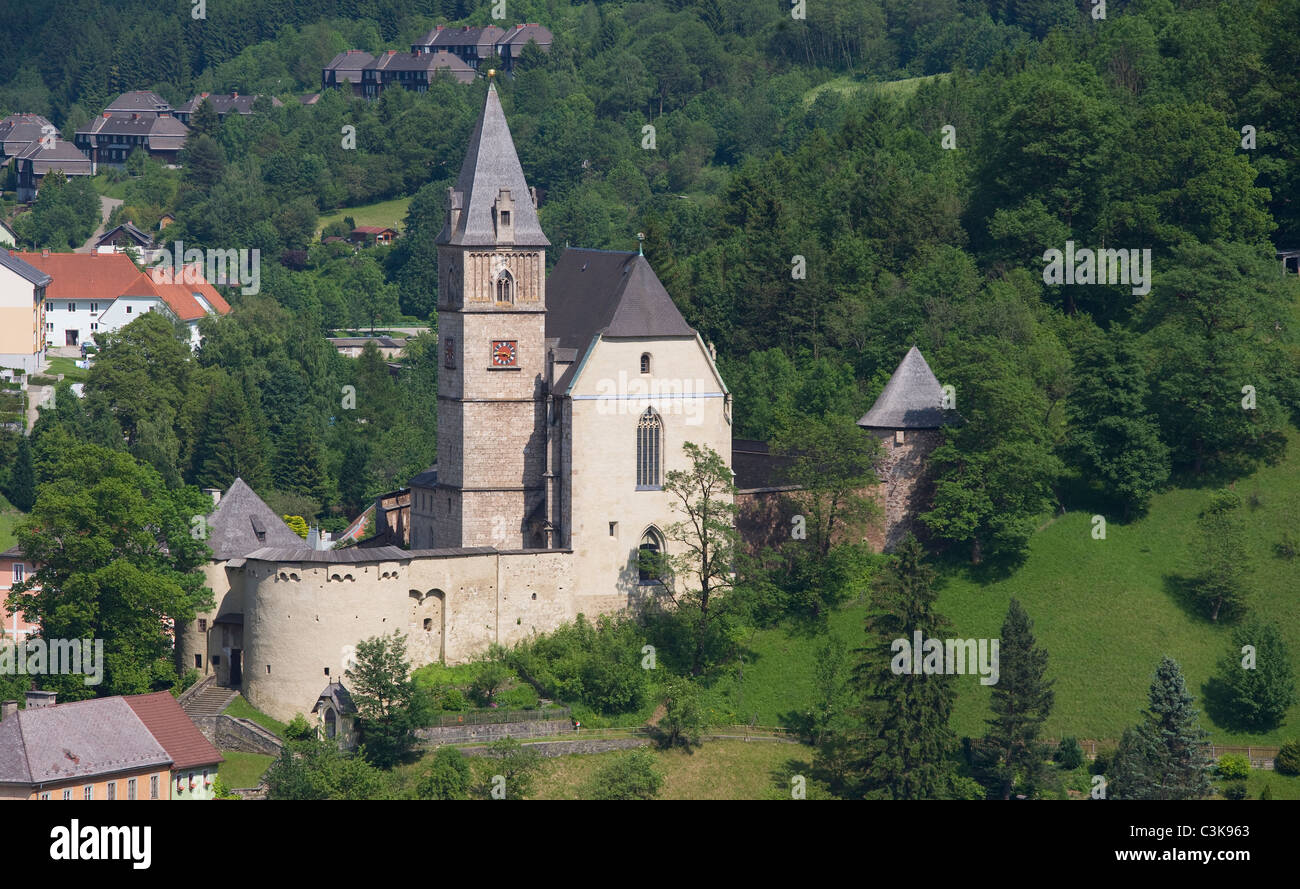 Austria, Estiria, Eisenerz, Vista de wehranlage und Kirche st.oswald Foto de stock