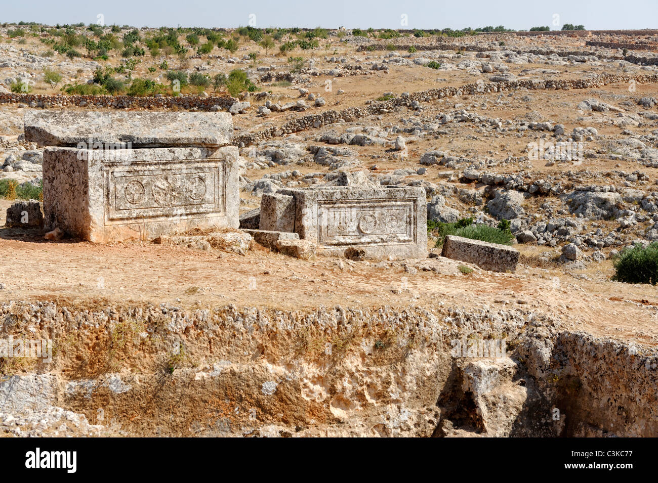 Sarcófagos bizantinas abandonadas están dispersas alrededor de la necrópolis de la ciudad muerta de Serjilla en el noroeste de Siria. Foto de stock