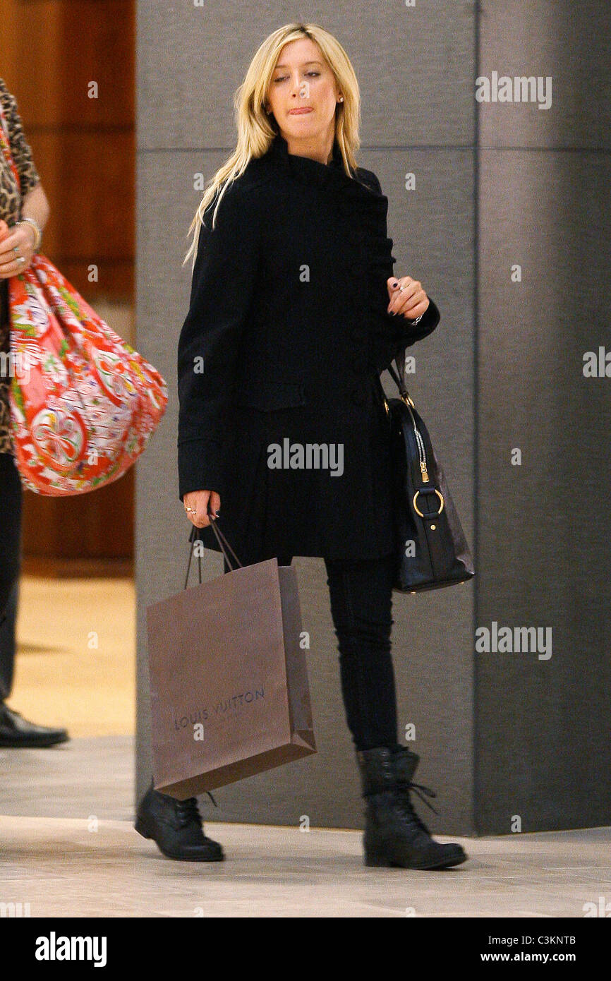 Ashley Tisdale lleva un Louis Vuitton shopping bag mientras están de  compras con su madre Los Angeles, California - 10.12.09 Fotografía de stock  - Alamy