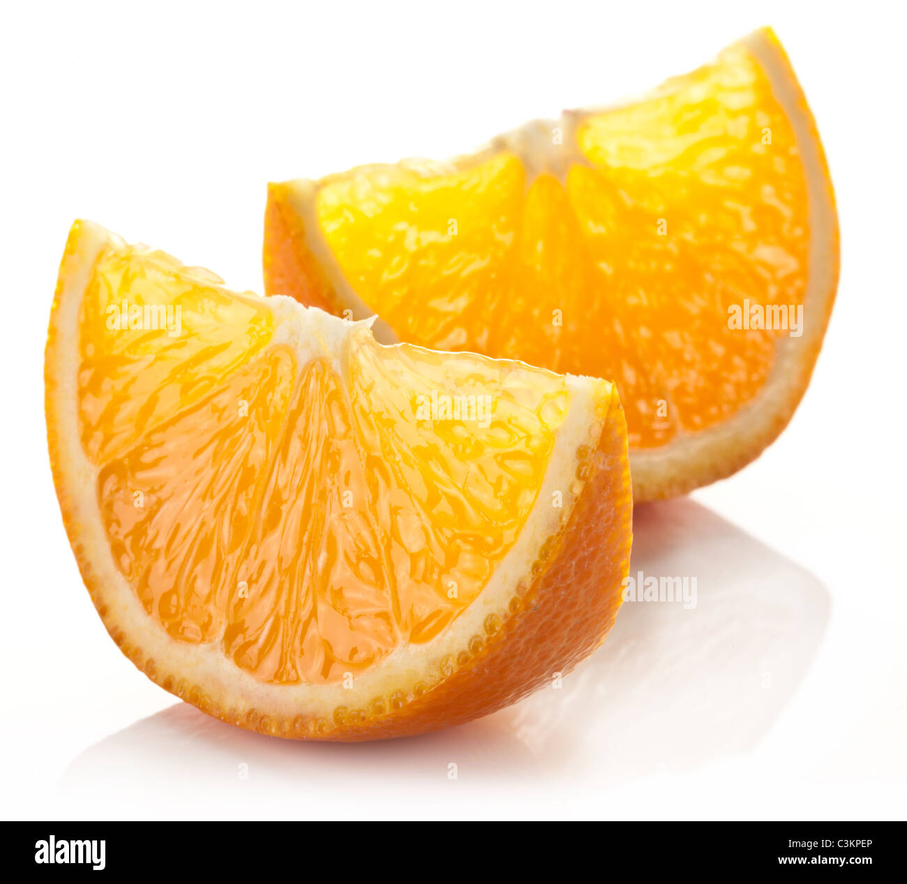 Rodajas de naranja sobre un fondo blanco. Foto de stock