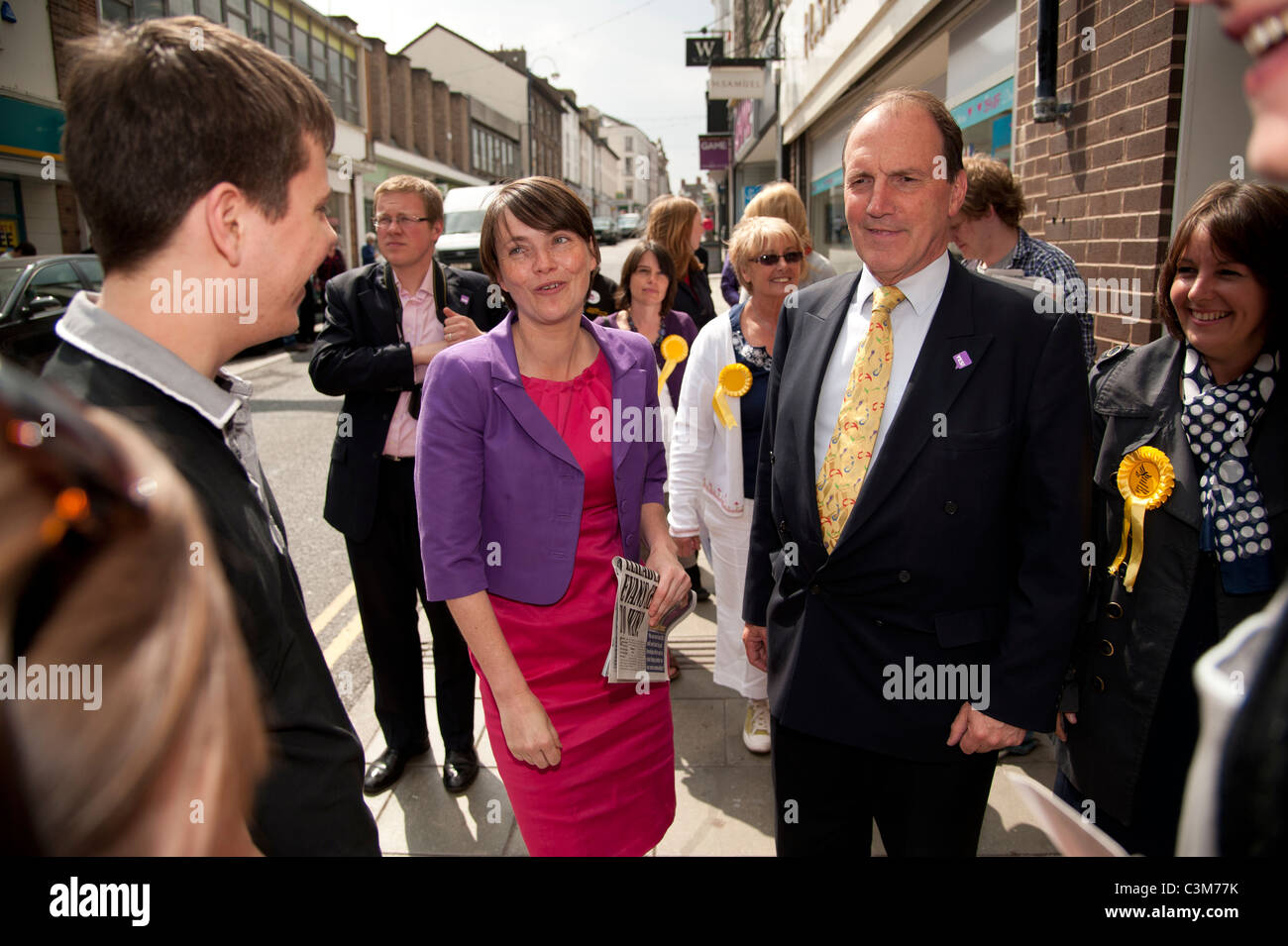 El líder del Partido Democrático Liberal galesa Kirsty Williams haciendo campaña en las calles de Aberystwyth con Simon Hughes MP, 4 de mayo de 2011 Foto de stock