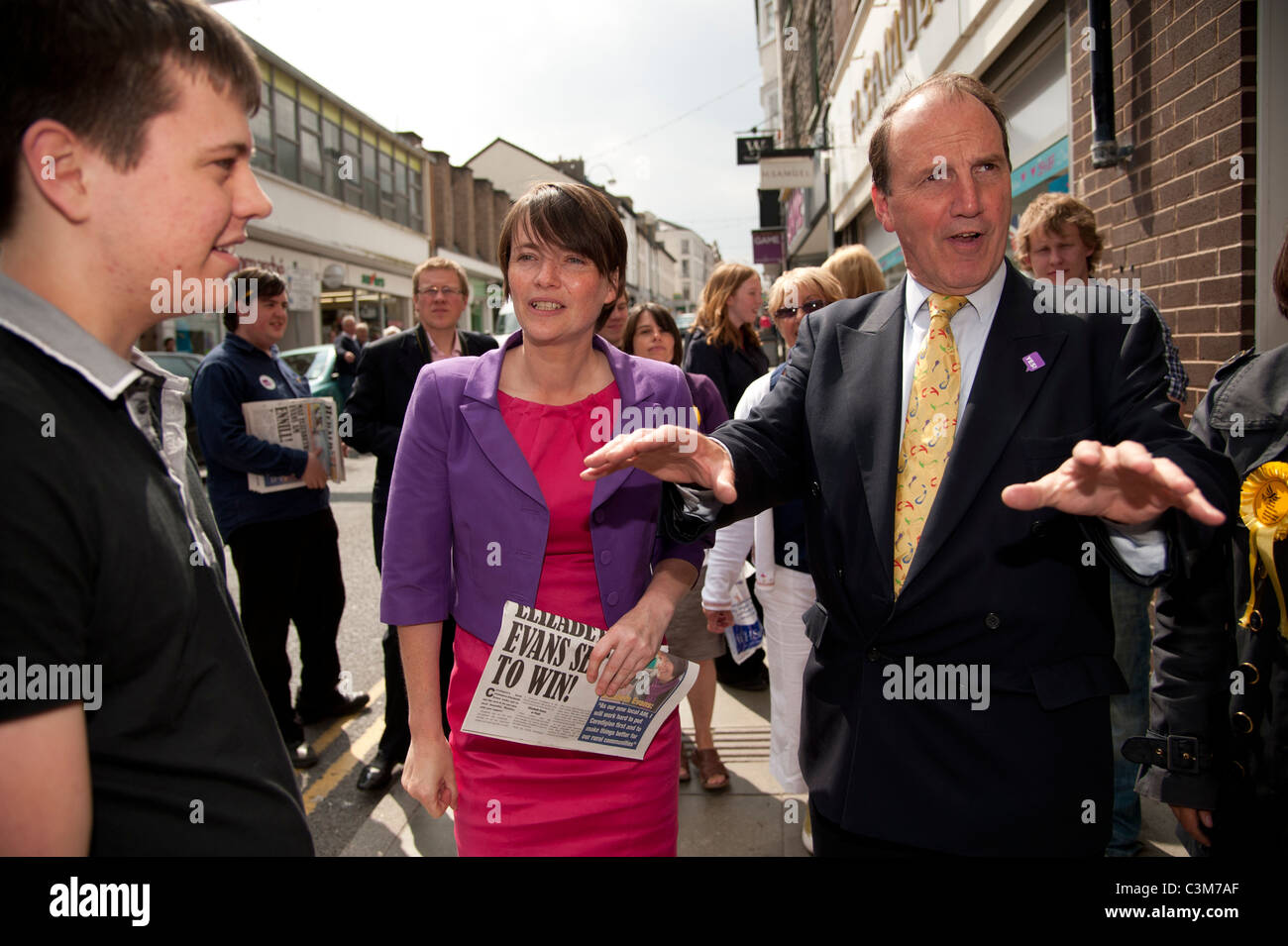 El líder del Partido Democrático Liberal galesa Kirsty Williams haciendo campaña en las calles de Aberystwyth con Simon Hughes MP, 4 de mayo de 2011 Foto de stock