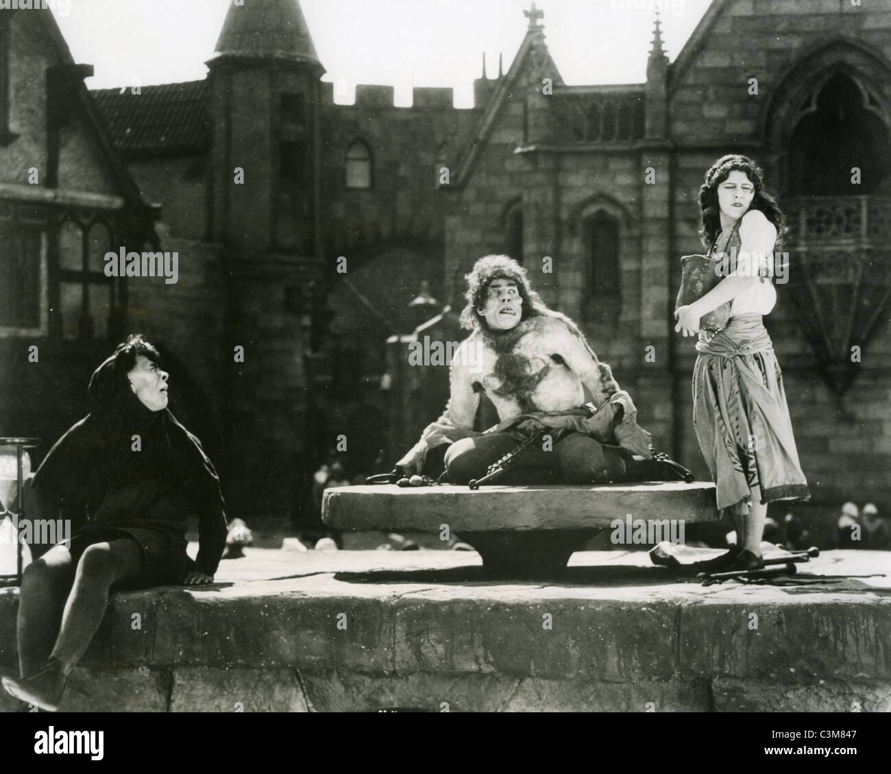 El jorobado de Notre Dame 1923 película muda con Lon Chaney centro como Quasimodo Foto de stock