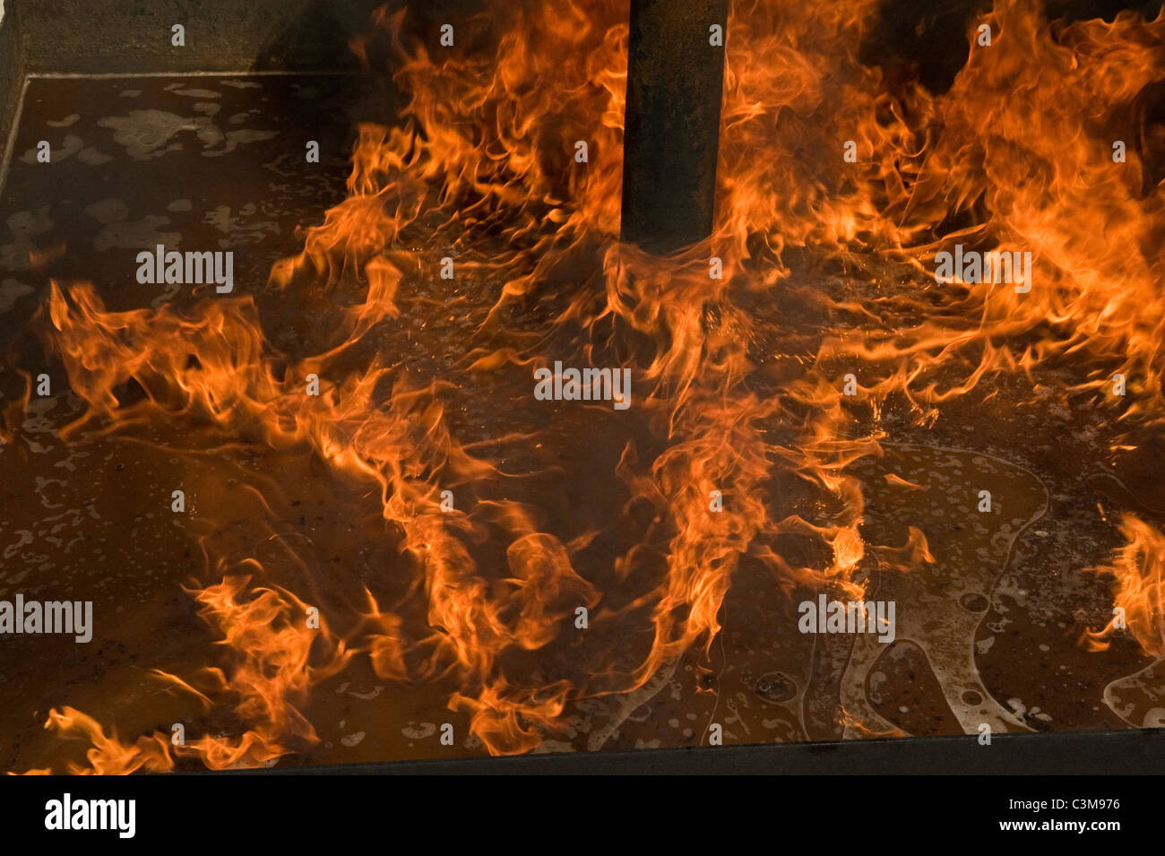 Clase B fuego líquido sobre el agua Fotografía de stock - Alamy