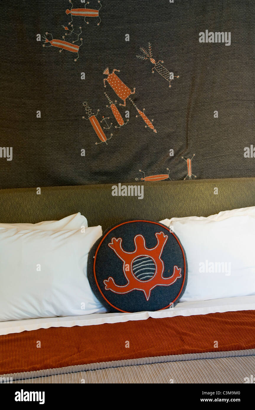 Cama y almohadas, decoración de estilo americano nativo en rústica cabaña de madera de cedro, el Capitan Canyon Resort, cerca de Santa Bárbara, California Foto de stock