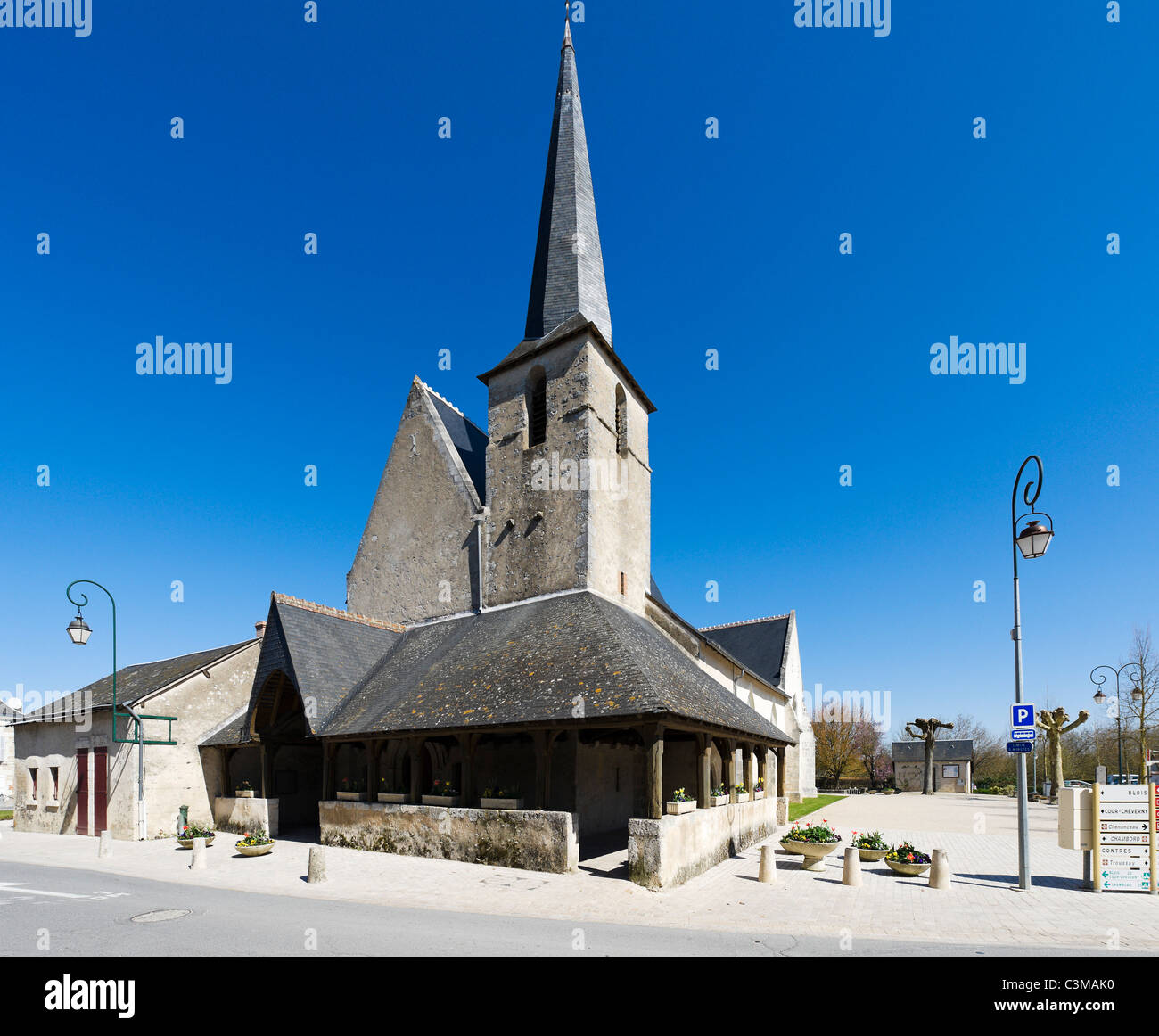 Iglesia en el centro de la aldea de Cheverny, Valle del Loira, el Touraine, Francia Foto de stock