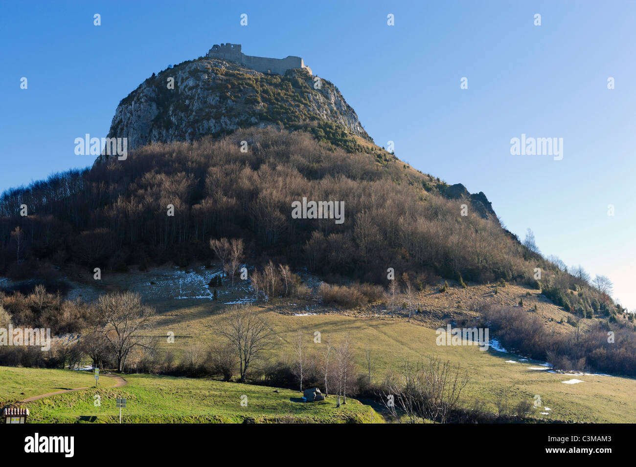 La fortaleza de Montsegur, antiguo bastión cátaro, Midi Pirineos, Francia Foto de stock