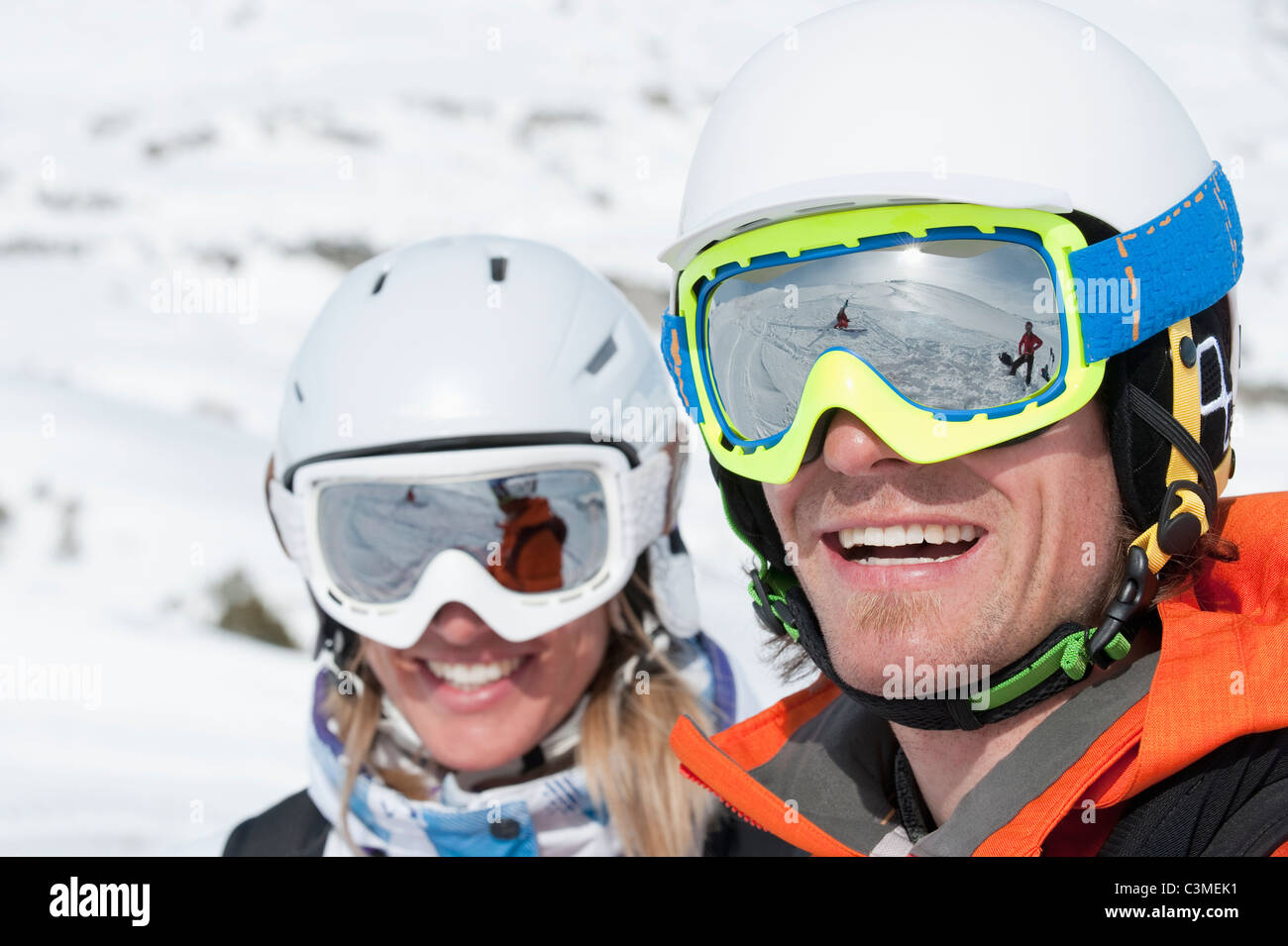 Austria, Kleinwalsertal, Pareja vistiendo skiwear, sonriendo Foto de stock