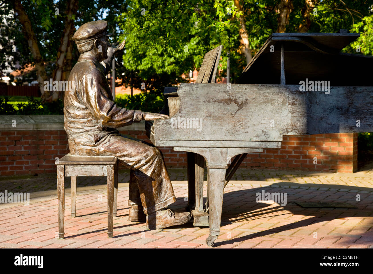 Estatua de Owen Bradley, creador del "Sonido Nashville" en grabaciones musicales, Nashville, Tennessee, EE.UU. Foto de stock