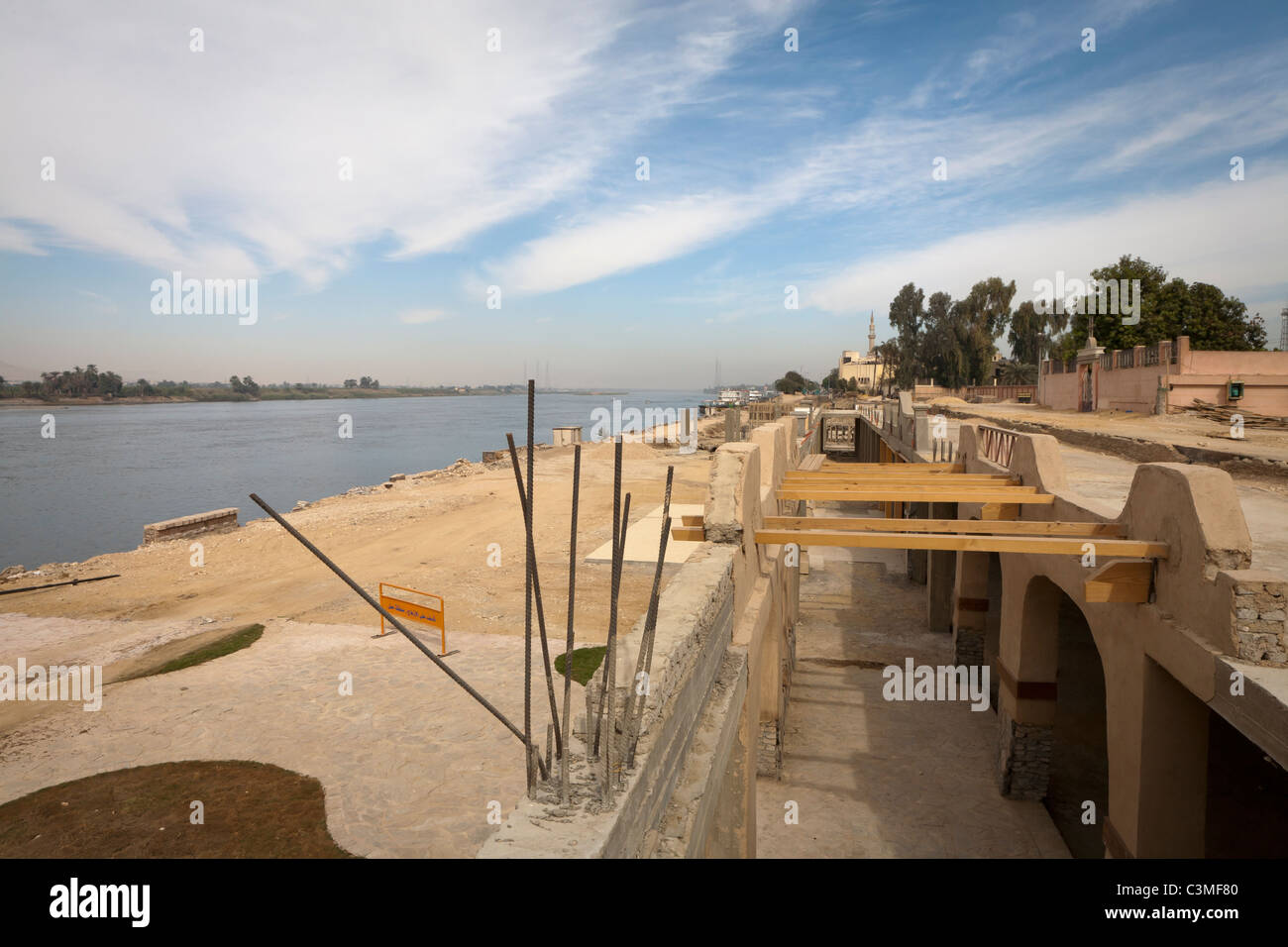 La moderna ciudad de Luxor siendo demolidas para la modernización y la excavación, la Corniche, East Bank, Luxor, Egipto Foto de stock