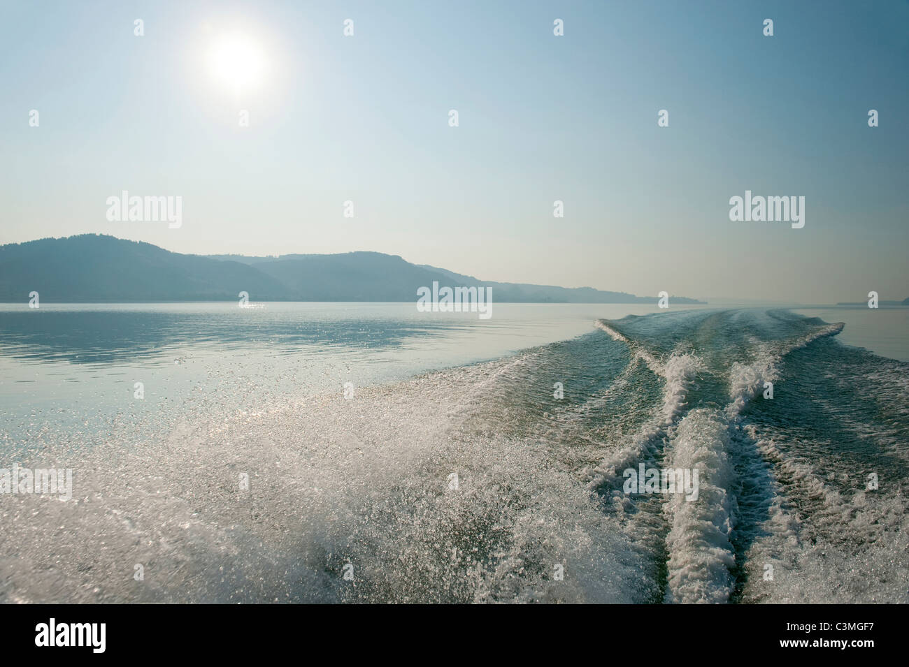 Alemania, Bodman, Vista de wake lancha en el lago de Constanza Foto de stock