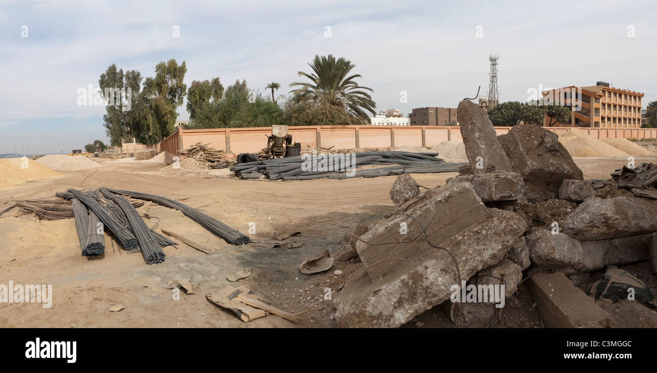 La moderna ciudad de Luxor siendo demolidas para la modernización y la excavación, la Corniche, East Bank, Luxor, Egipto Foto de stock