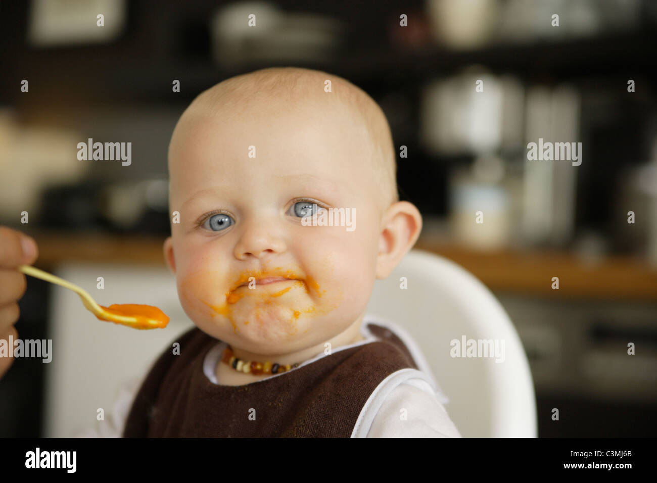 Alemania, madre alimentando la comida del bebé a su hija Foto de stock