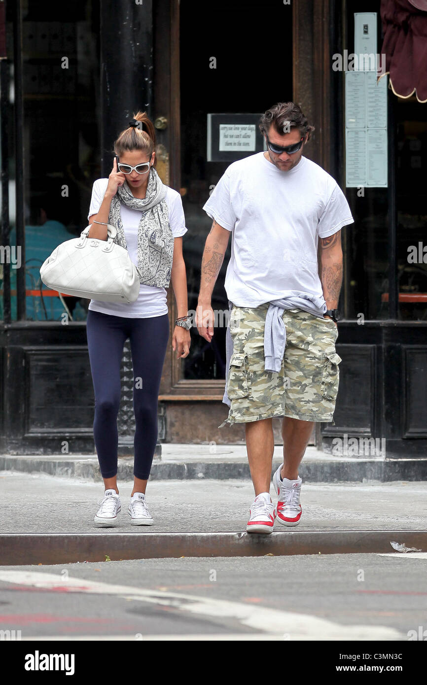 Melissa Satta y Christian Vieri jugador de fútbol italiano compras en Soho  con su novia, la ciudad de Nueva York, EE.UU. - 10.09.09 Fotografía de  stock - Alamy