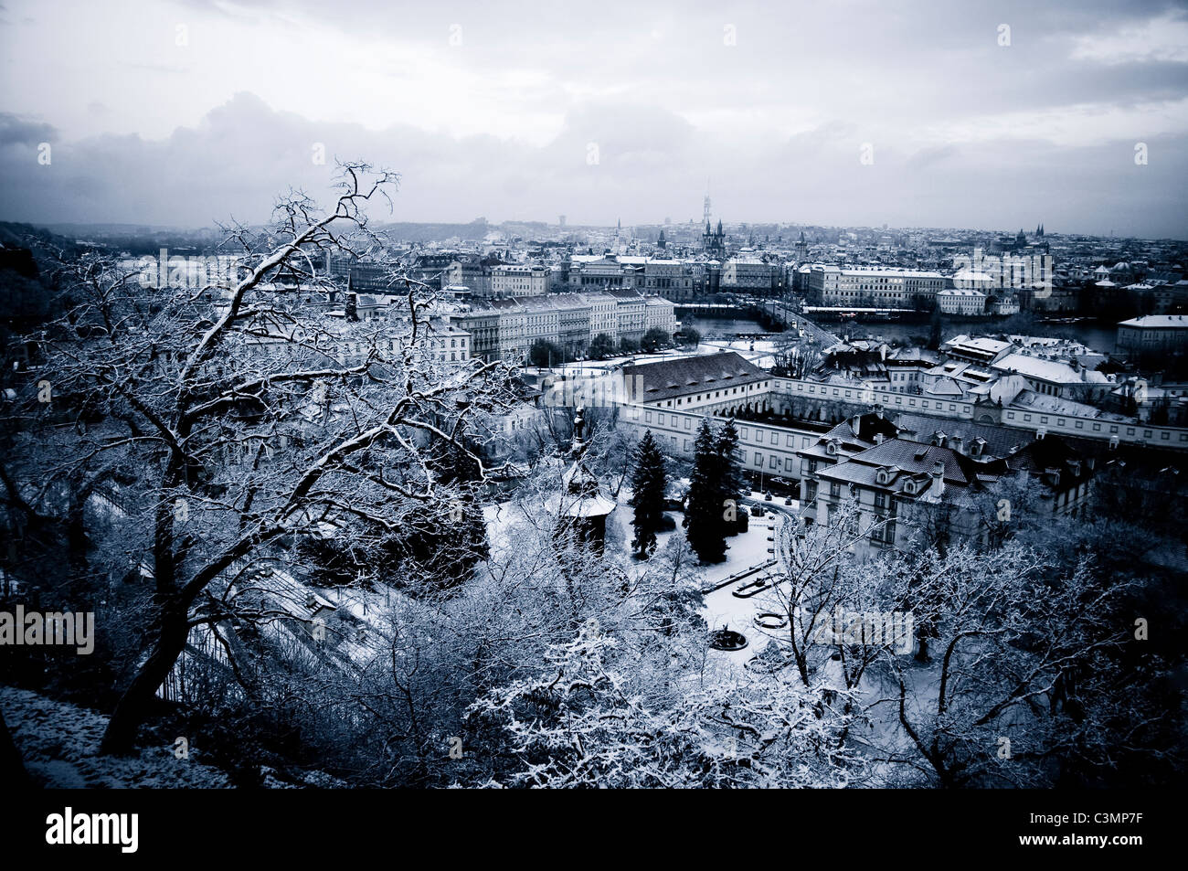 Ciudad paisaje nevado de Praga en invierno. Foto de stock